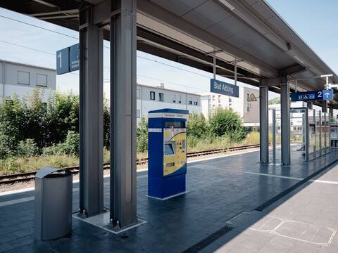 Der Bahnsteig am Bahnhof Bad Aibling. Ein Fahrkartenautomat.