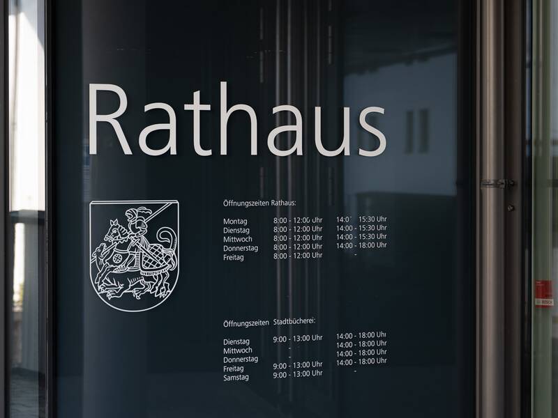 Wappen und Öffnungszeiten des Rathauses Bad Aibling.