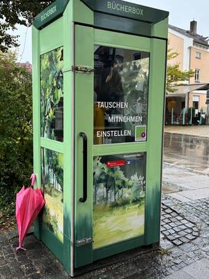 Umgebaute Telefonzelle als Bücherbox in der Bahnhofstraße Bad Aibling