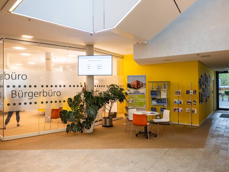 Foyer des Rathauses Bad Aibling mit Blick aufs Bürgerbüro.