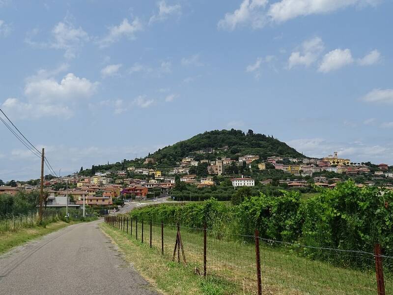 Blick auf die Partnerstadt von Bad Aibling, Cavaion in Italien.