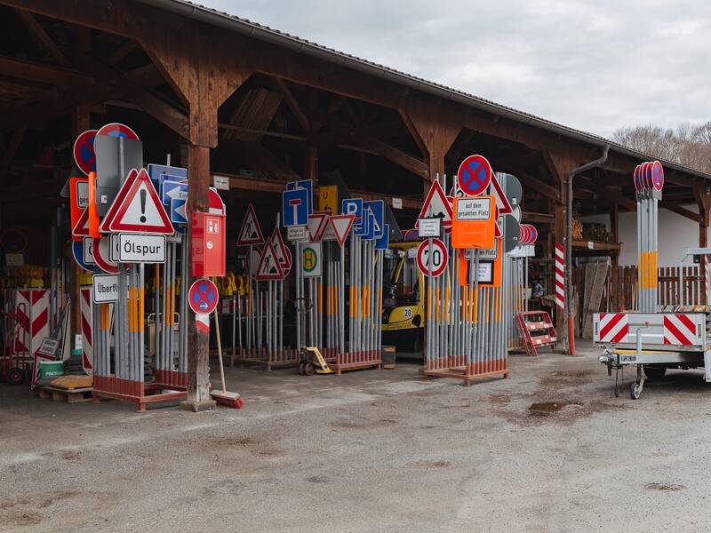 Straßenschilder im Bauhof Bad Aibling