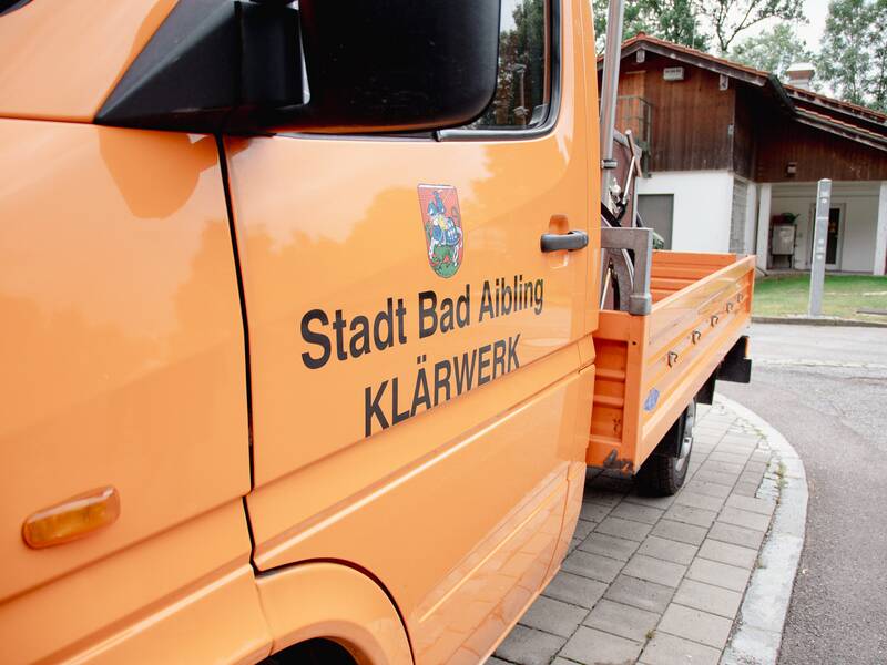 Fahrertür eines Fahrzeugs des Klärwerks Bad Aibling mit Schriftzug.