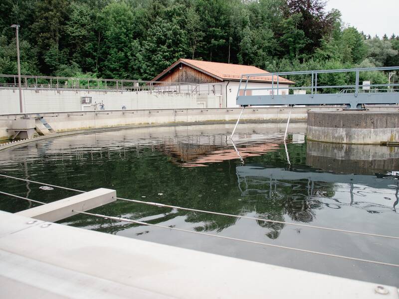 Blick auf ein Klärbecken in der Kläranlage Bad Aibling.