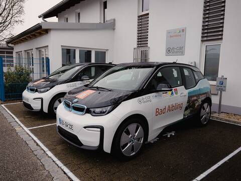 Zwei BMW i3 des ecarsharings in Bad Aibling stehen nebeneinander auf dem Parkplatz.