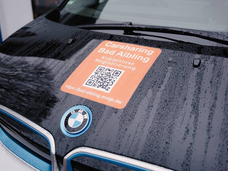 Motorhaube eines BMW i3 mit QR Code des Ecarsharings in Bad Aibling