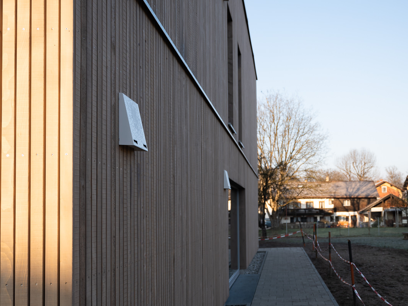 Holzgebäude Hort an der Luitpoldschule Bad Aibling seitlich