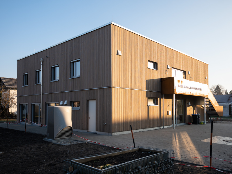 Holzgebäude Hort an der Luitpoldschule Bad Aibling von schräg vorne.