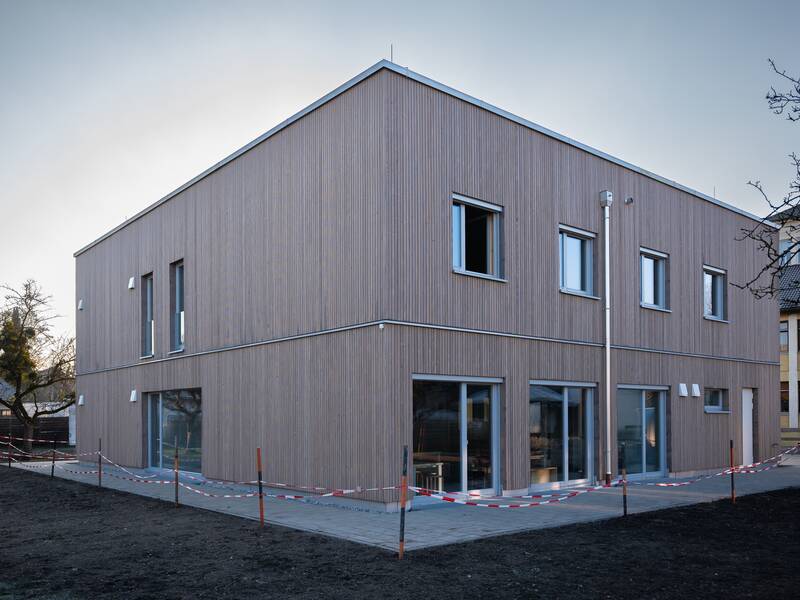 Holzgebäude Hort an der Luitpoldschule Bad Aibling seitlich