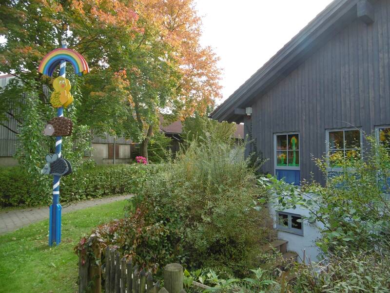 Eingangsbereich des evangelischen Kindergartens Regenbogen in Bad Aibling.