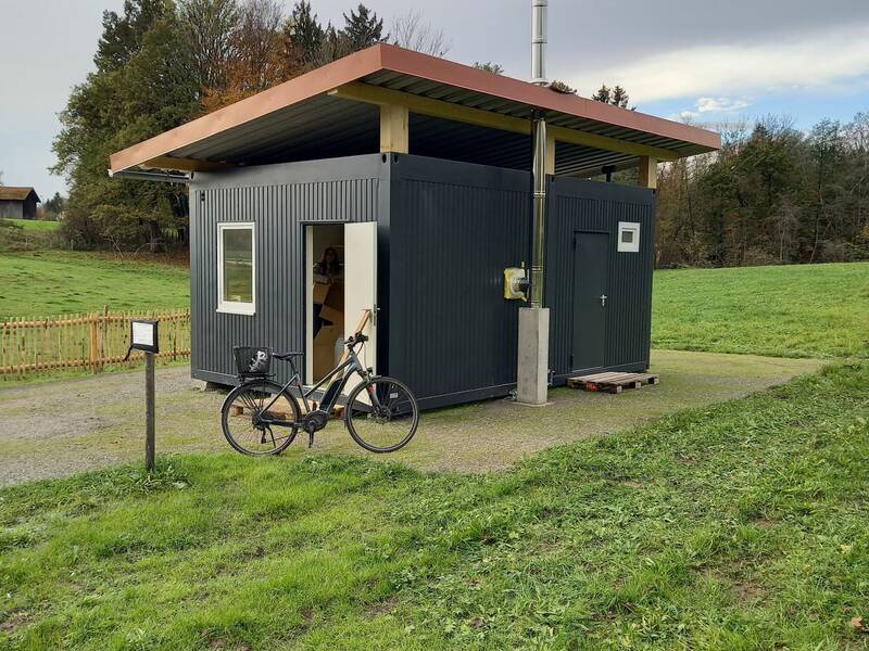 Die Schutzhütte des Waldkindergartens Wurzelburg in Bad Aibling.