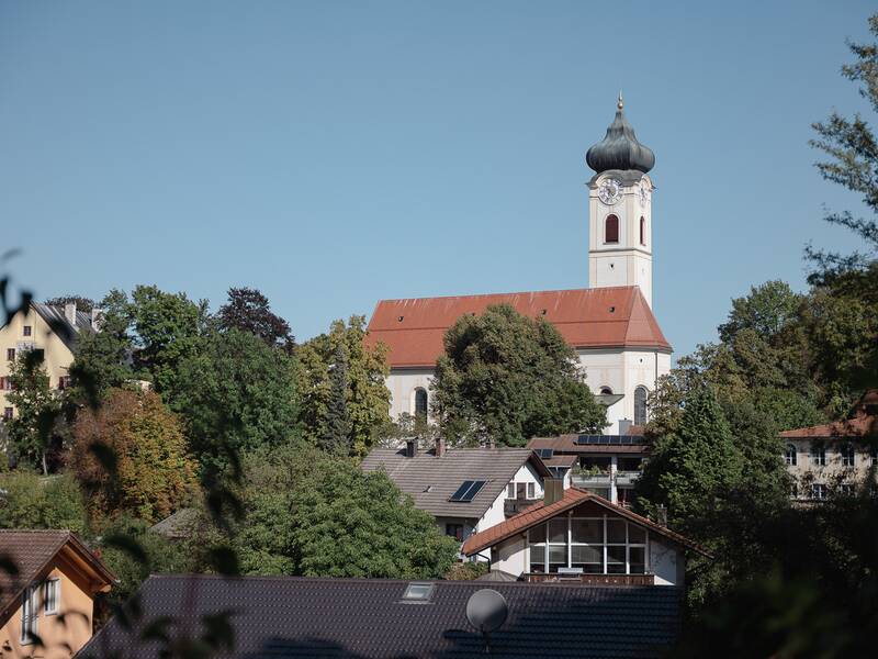 Blick auf die Kirche Mariä Himmelfahrt am Hofberg Bad Aibling.