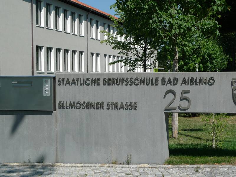 Eingangsschild der staatlichen Berufsschule Bad Aibling.