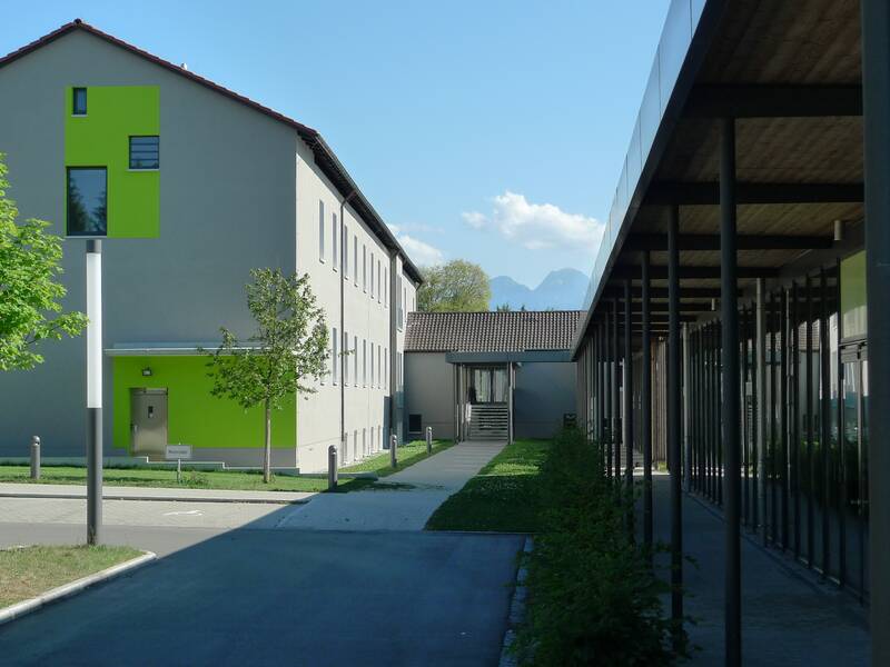 Innenhof und Parkplätze der staatlichen Berufsschule in Bad Aibling.