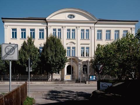 Das Gebäude der Luitpoldgrundschule Bad Aibling in der Harthauser Straße