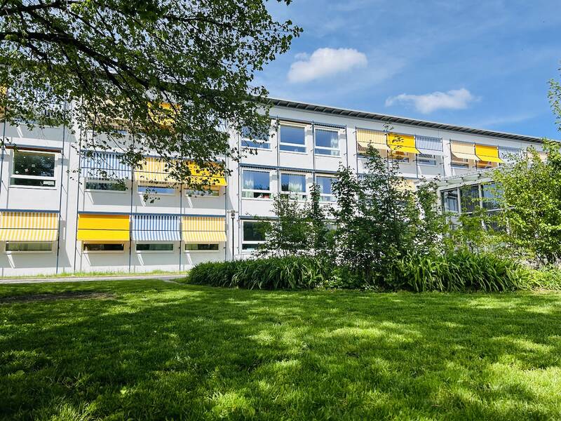 Außenaufnahme der Wilhelm-Leibl-Realschule Bad Aibling.