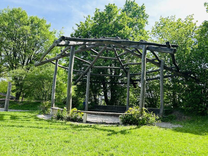 Garten und Pausenhof der Wilhelm-Leibl-Realschule Bad Aibling.