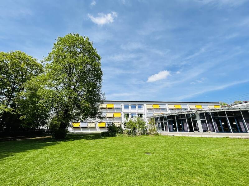 Außenaufnahme der Wilhelm-Leibl-Realschule Bad Aibling.