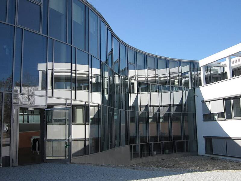 Eingangsbereich der Wirtschaftsschule Alpenland Bad Aibling. Glasfassade.