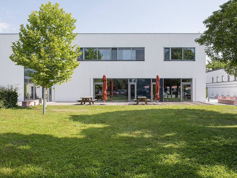 Mensa und Terrasse der Wirtschaftsschule Alpenland Bad Aibling.