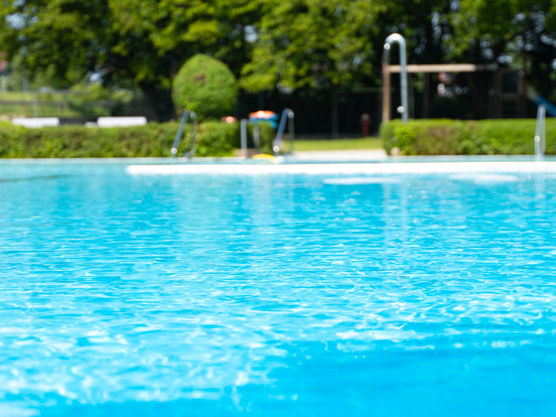 Schwimmbecken des Freibades in Harthausen Bad Aibling