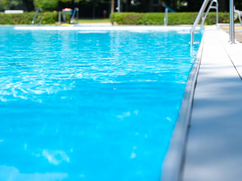 Schwimmbecken des Freibades in Harthausen Bad Aibling