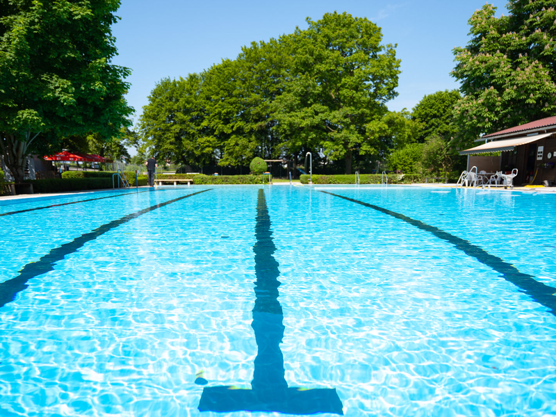 Schwimmbecken des Freibades in Harthausen Bad Aibling