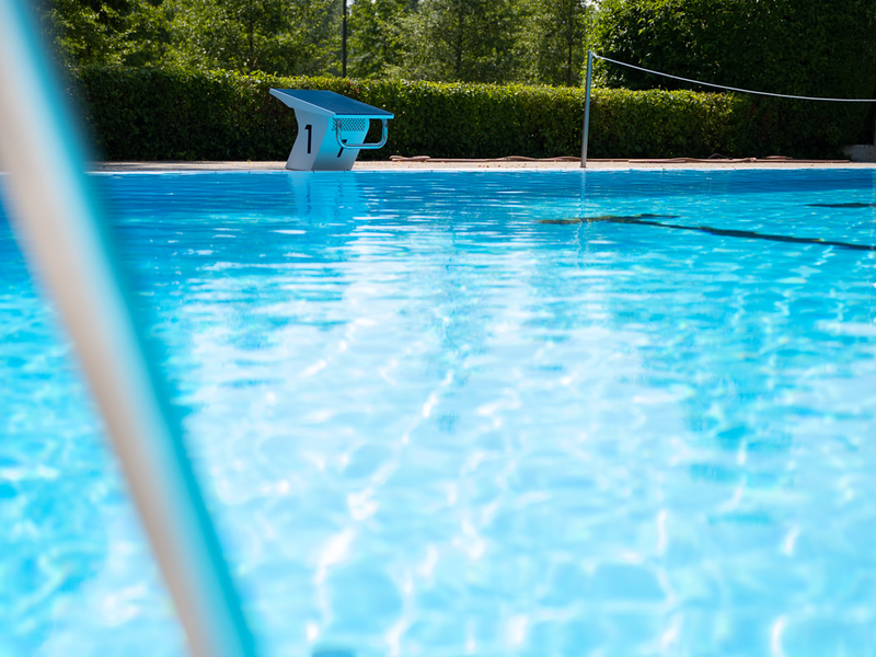 Schwimmbecken des Freibades in Harthausen Bad Aibling, Startblock und Leiter