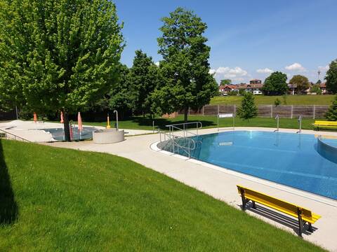 Zwei Schwimmbecken und eine Liegewiese des Freibades der Therme in Bad Aibling.