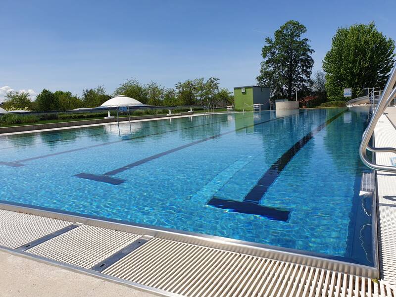 Das Sportschwimmbecken des Freibades der Therme Bad Aibling.