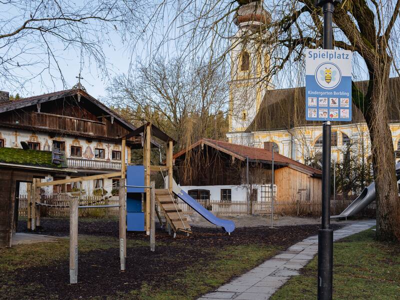 Spielgeräte Spielplatz am Kindergarten Berbling