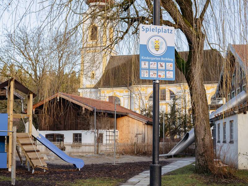 Spielgeräte Spielplatz am Kindergarten Berbling