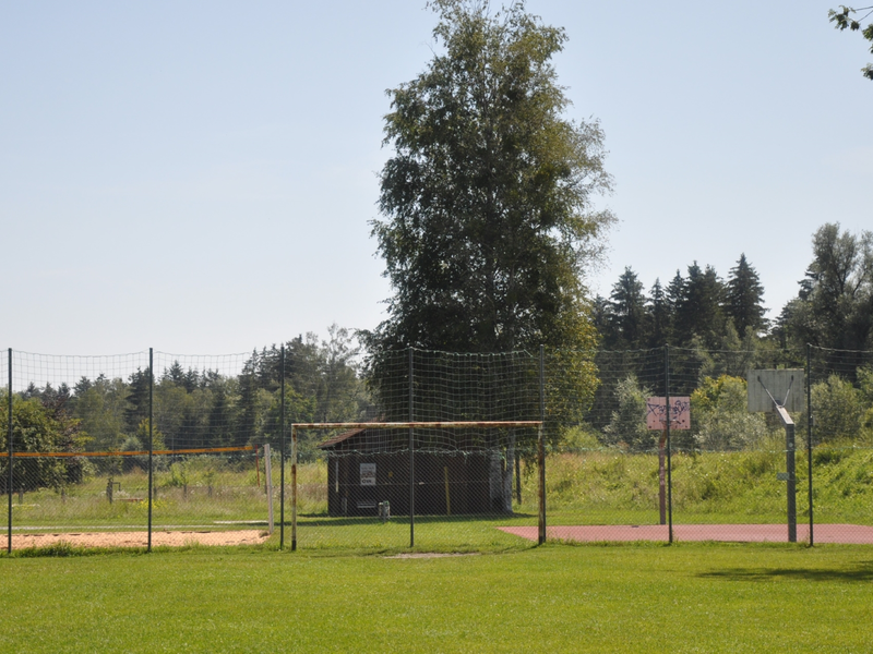 Bolzplatz mit Beachvolleyball und Basketball in der Kranzhornstraße