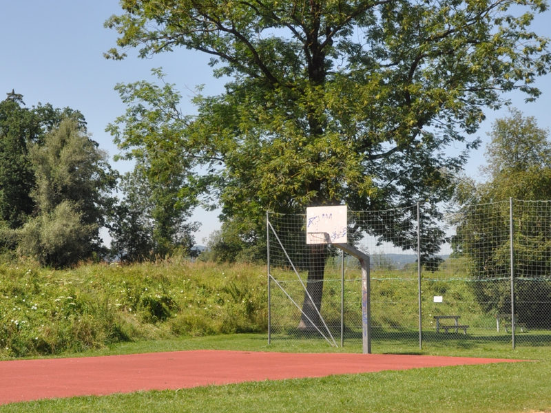 Bolzplatz mit Beachvolleyball und Basketball in der Kranzhornstraße