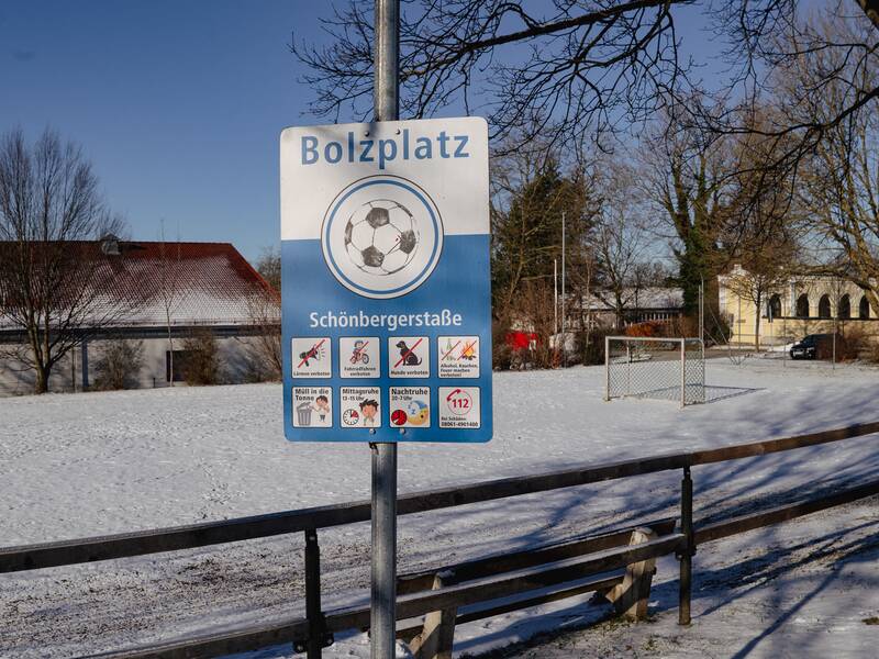 Schild am Bolzplatz in der Schönbergerstraße in Bad Aibling im Winter