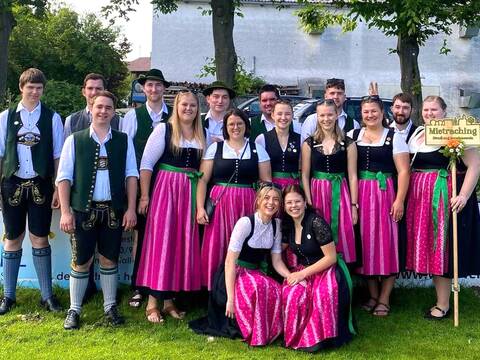 Dirndl- und Burschenverein Mietraching - Gruppenbild