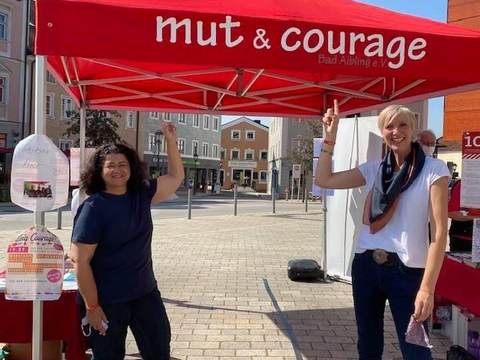 Mut & Courage Infostand auf dem Aiblinger Marienplatz mit Irene Durukan